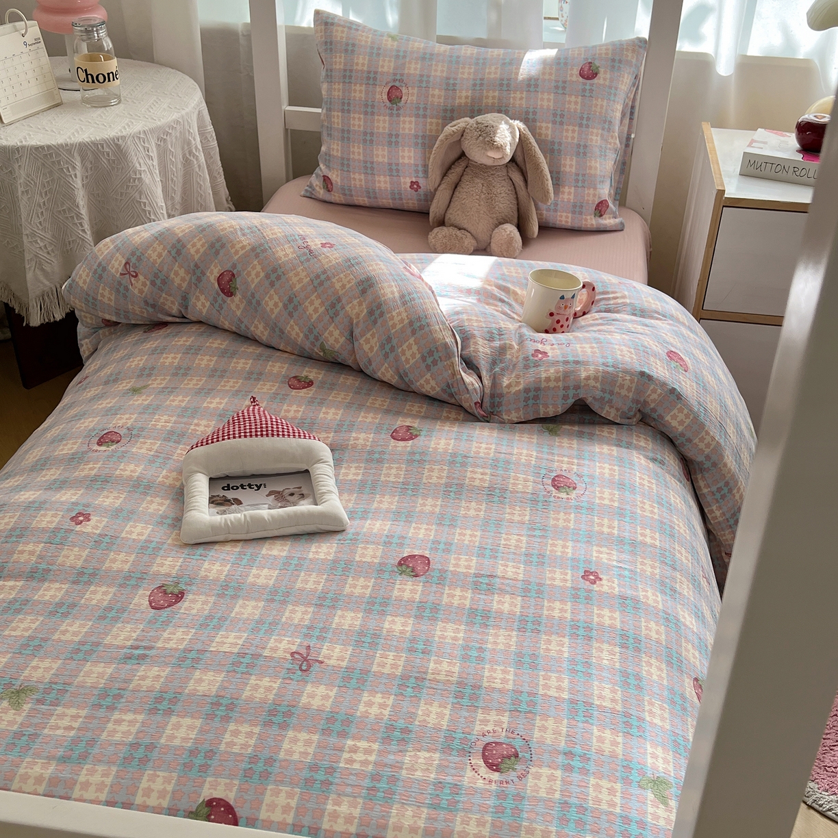 91家纺网 家纺一手货源 找家纺 韩巢家纺 2025新款双层纱学生季床铺单件被套宿舍寝室上下铺三件套 有草莓的地方