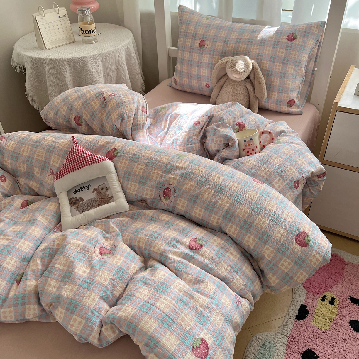 91家纺网 家纺一手货源 找家纺 韩巢家纺 2025新款双层纱学生季床铺单件被套宿舍寝室上下铺三件套 有草莓的地方