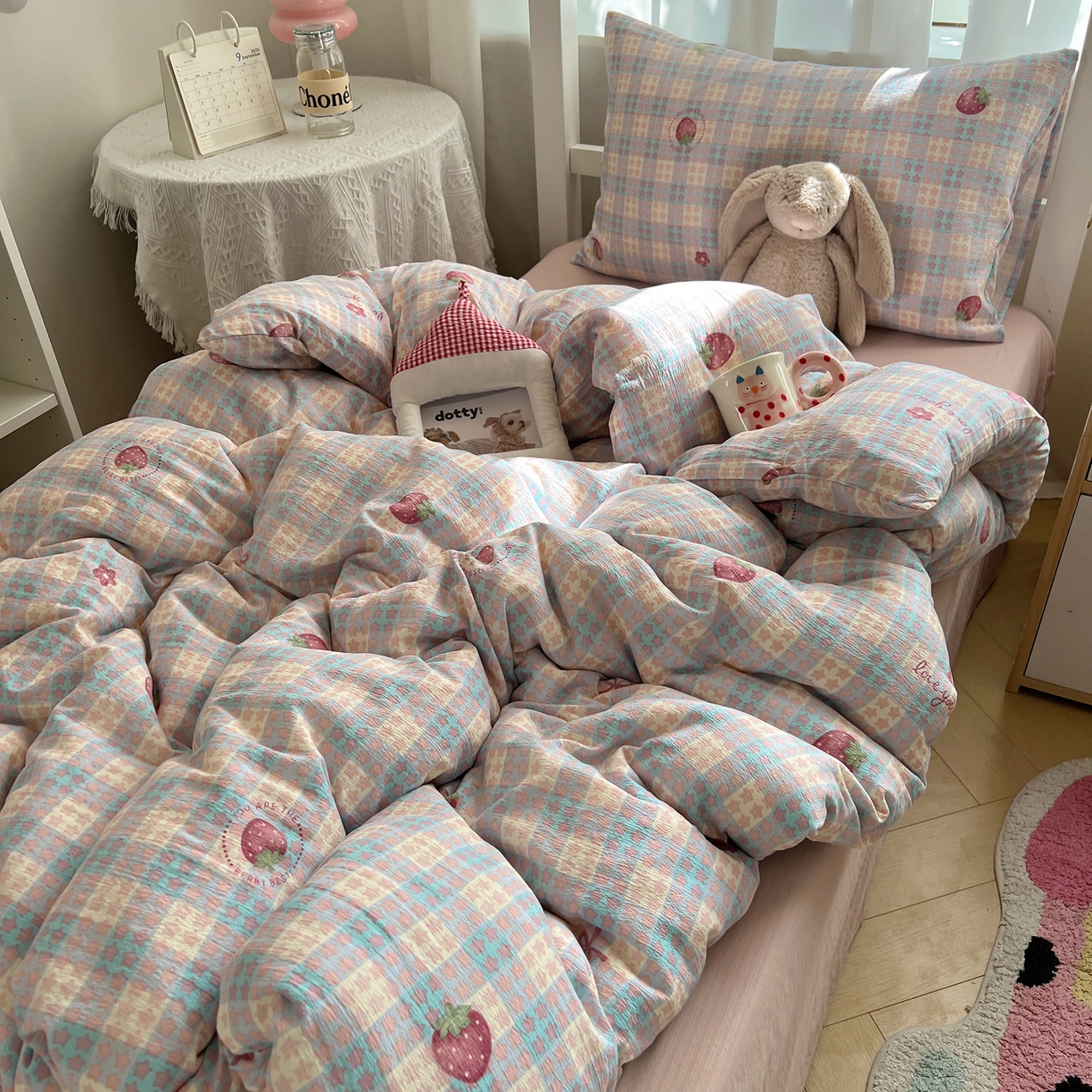 91家纺网 家纺一手货源 找家纺 韩巢家纺 2025新款双层纱学生季床铺单件被套宿舍寝室上下铺三件套 有草莓的地方