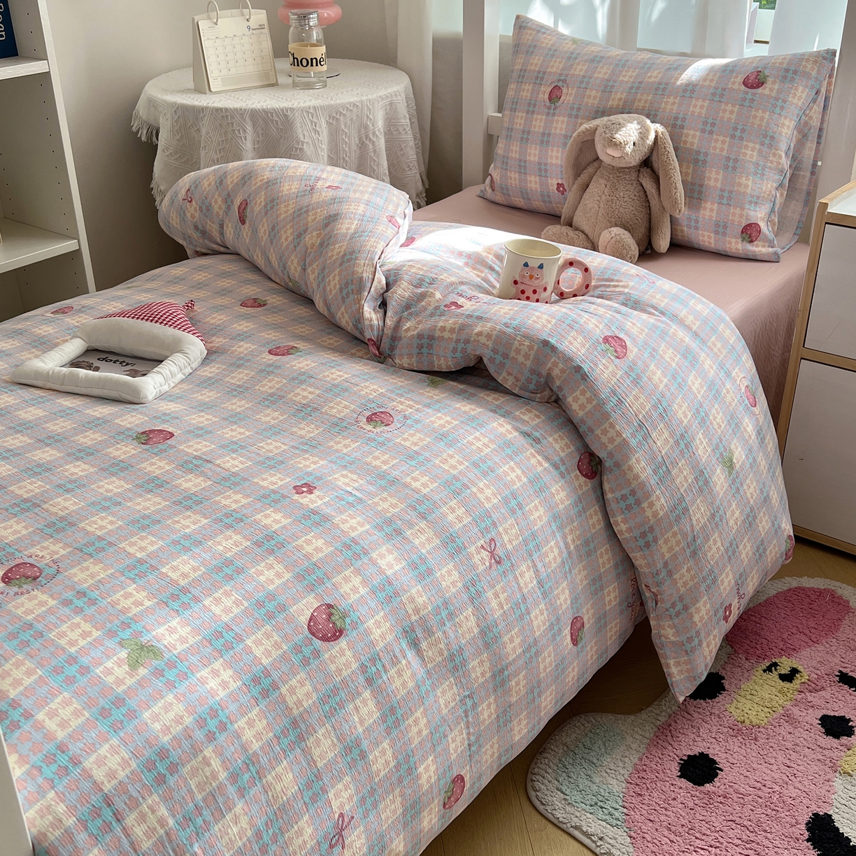 91家纺网 家纺一手货源 找家纺 韩巢家纺 2025新款双层纱学生季床铺单件被套宿舍寝室上下铺三件套 有草莓的地方