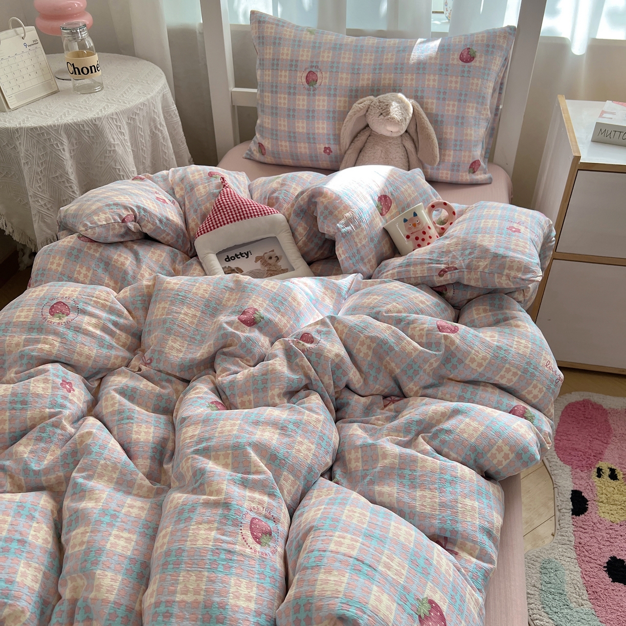 91家纺网 家纺一手货源 找家纺 韩巢家纺 2025新款双层纱学生季床铺单件被套宿舍寝室上下铺三件套 有草莓的地方