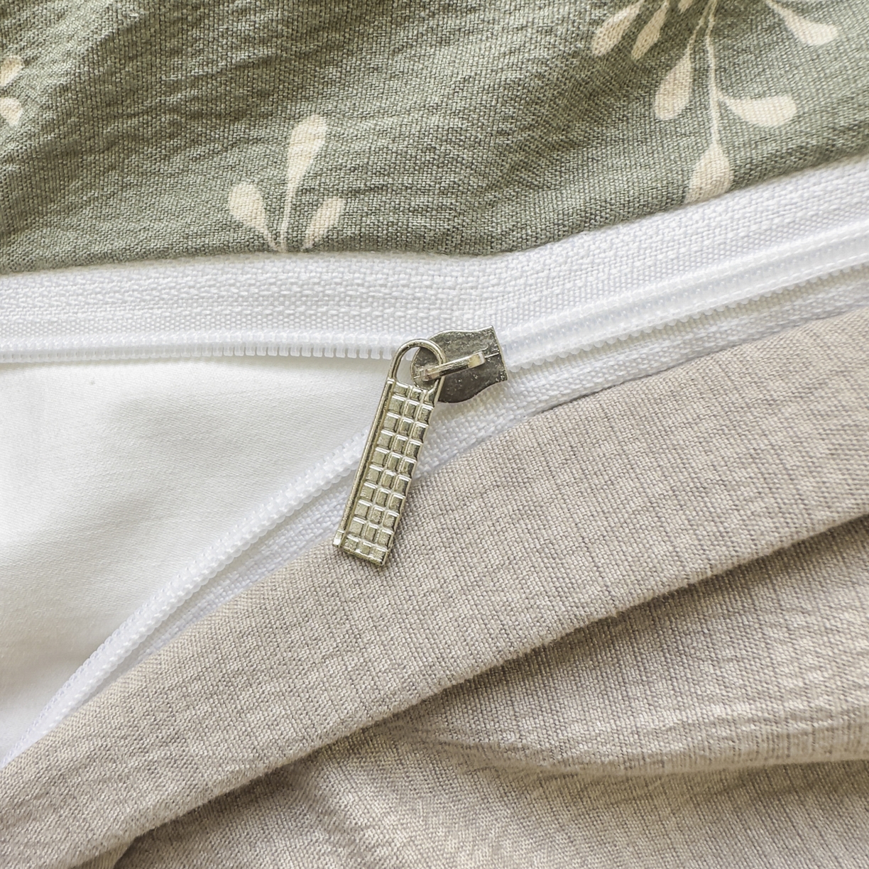 91家纺网 家纺一手货源 找家纺 亨通家纺 2025新款复古原麻双层纱臻至系列四件套 墨绿絮语