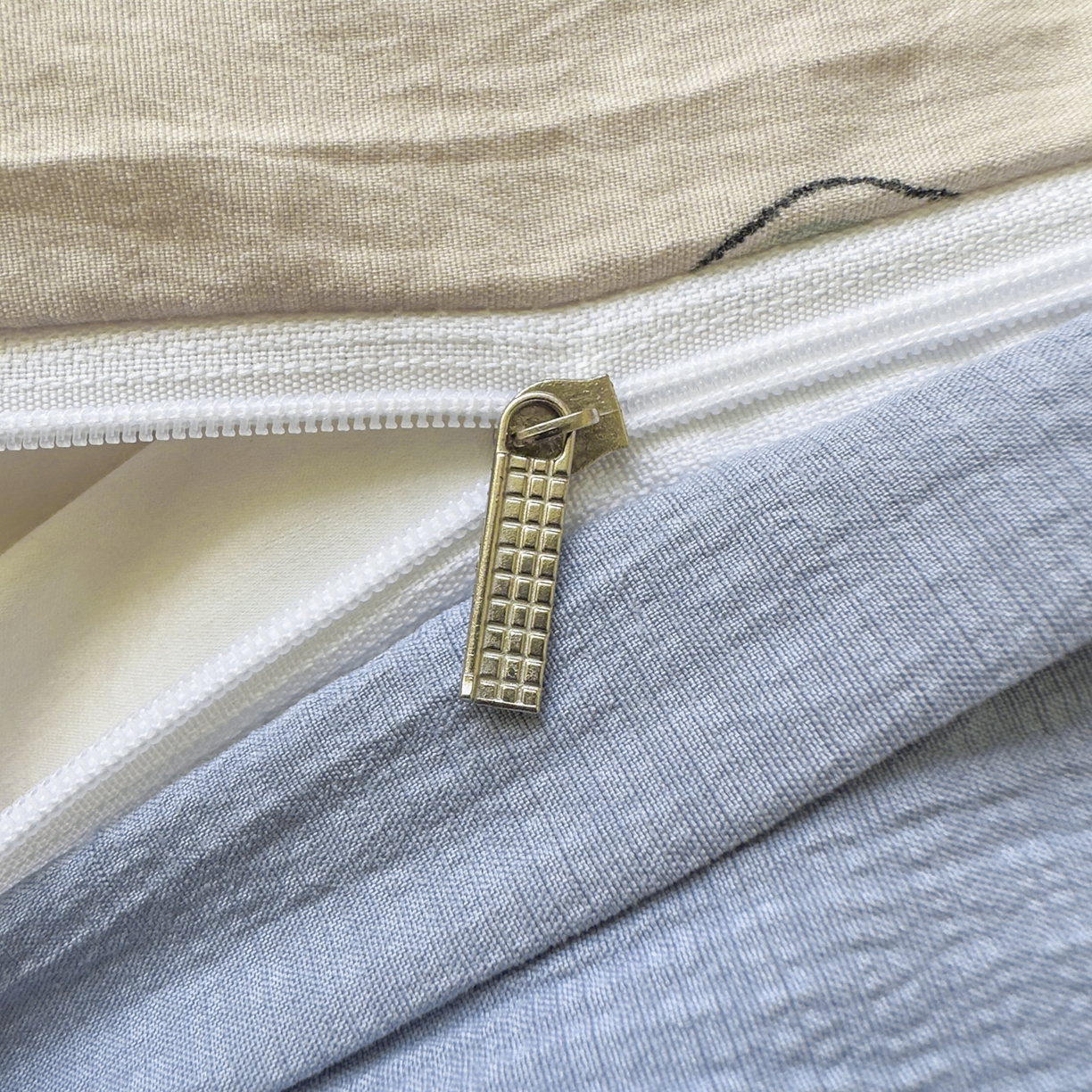 91家纺网 家纺一手货源 找家纺 亨通家纺 2025新款复古原麻双层纱臻至系列四件套 木棉花开