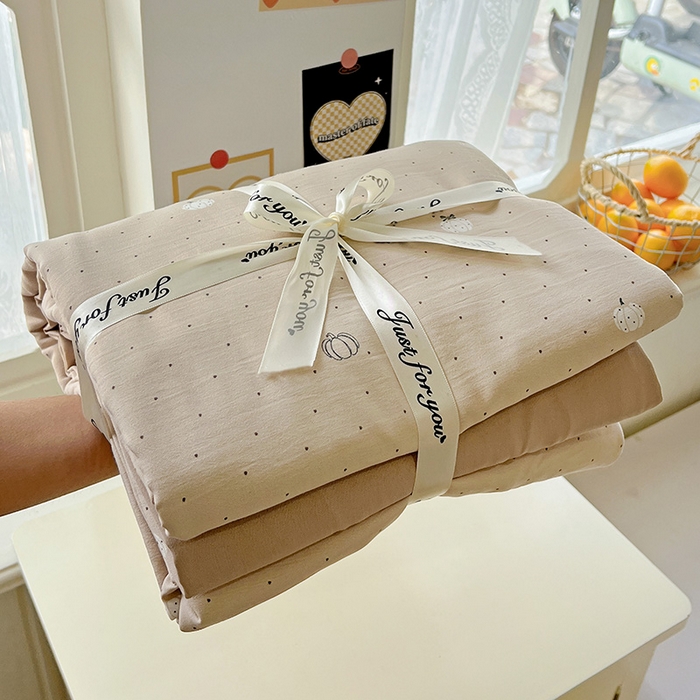 91家纺网 家纺一手货源 找家纺 名品家纺 2025新款加厚高克重人字纹优卡棉双层纱提花四件套（提供买家秀） 小南瓜