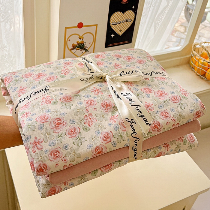 91家纺网 家纺一手货源 找家纺 名品家纺 2025新款加厚高克重人字纹优卡棉双层纱提花四件套（提供买家秀） 小月野