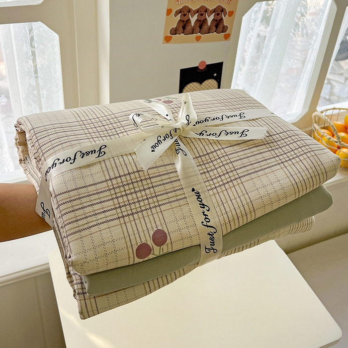 91家纺网 家纺一手货源 找家纺 名品家纺 2025新款加厚高克重人字纹优卡棉双层纱提花四件套（提供买家秀） 紫樱桃