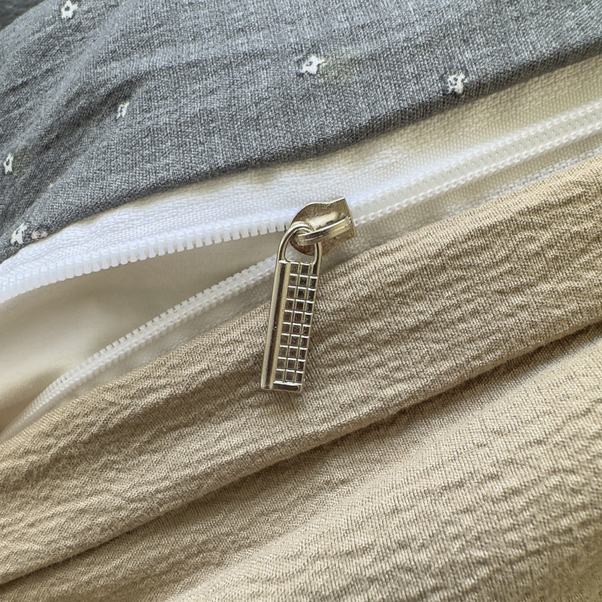 91家纺网 家纺一手货源 找家纺 亨通家纺 2025新款复古原麻双层纱臻至系列四件套 碎花絮语-灰