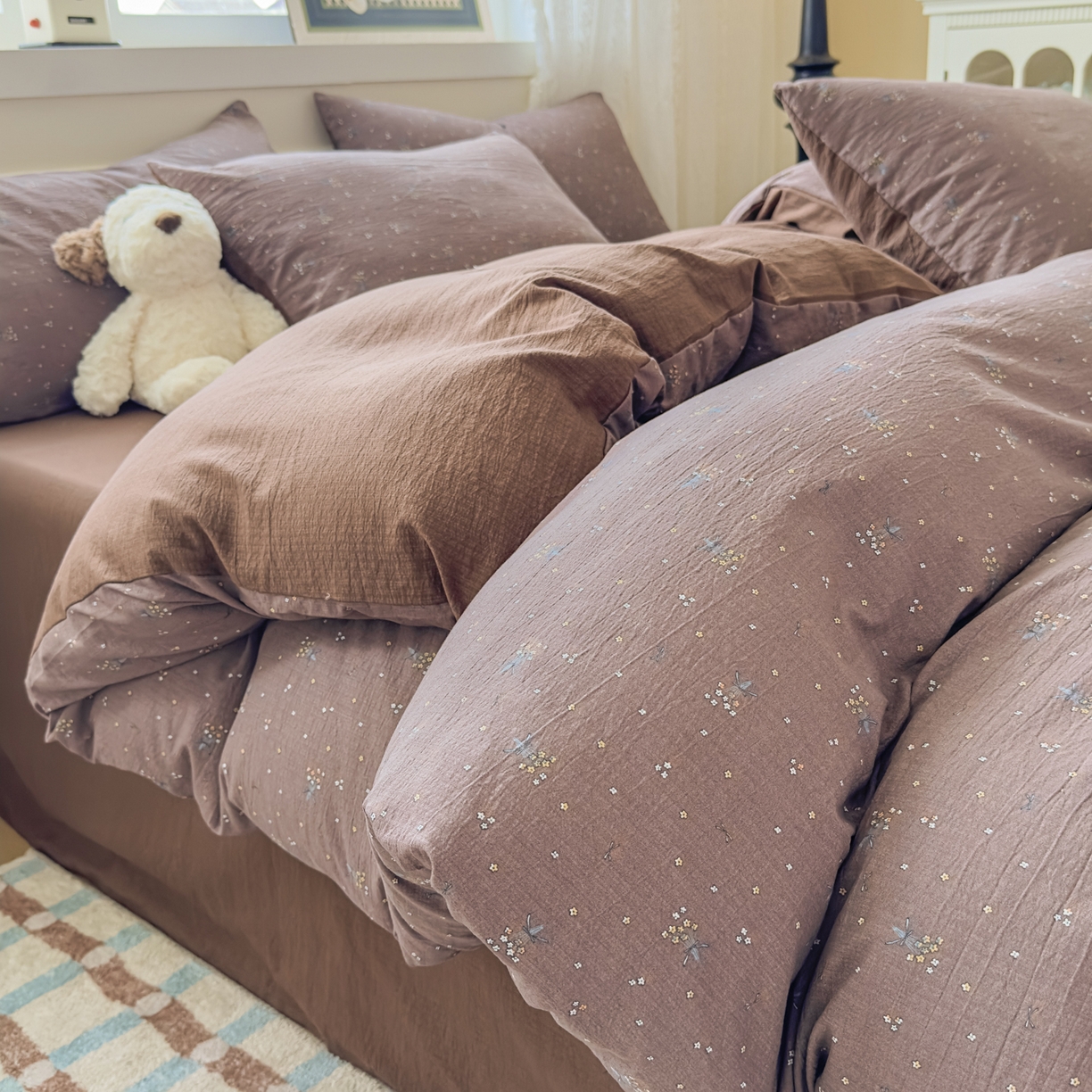 91家纺网 家纺一手货源 找家纺 亨通家纺 2025新款复古原麻双层纱臻至系列四件套 碎花絮语-咖