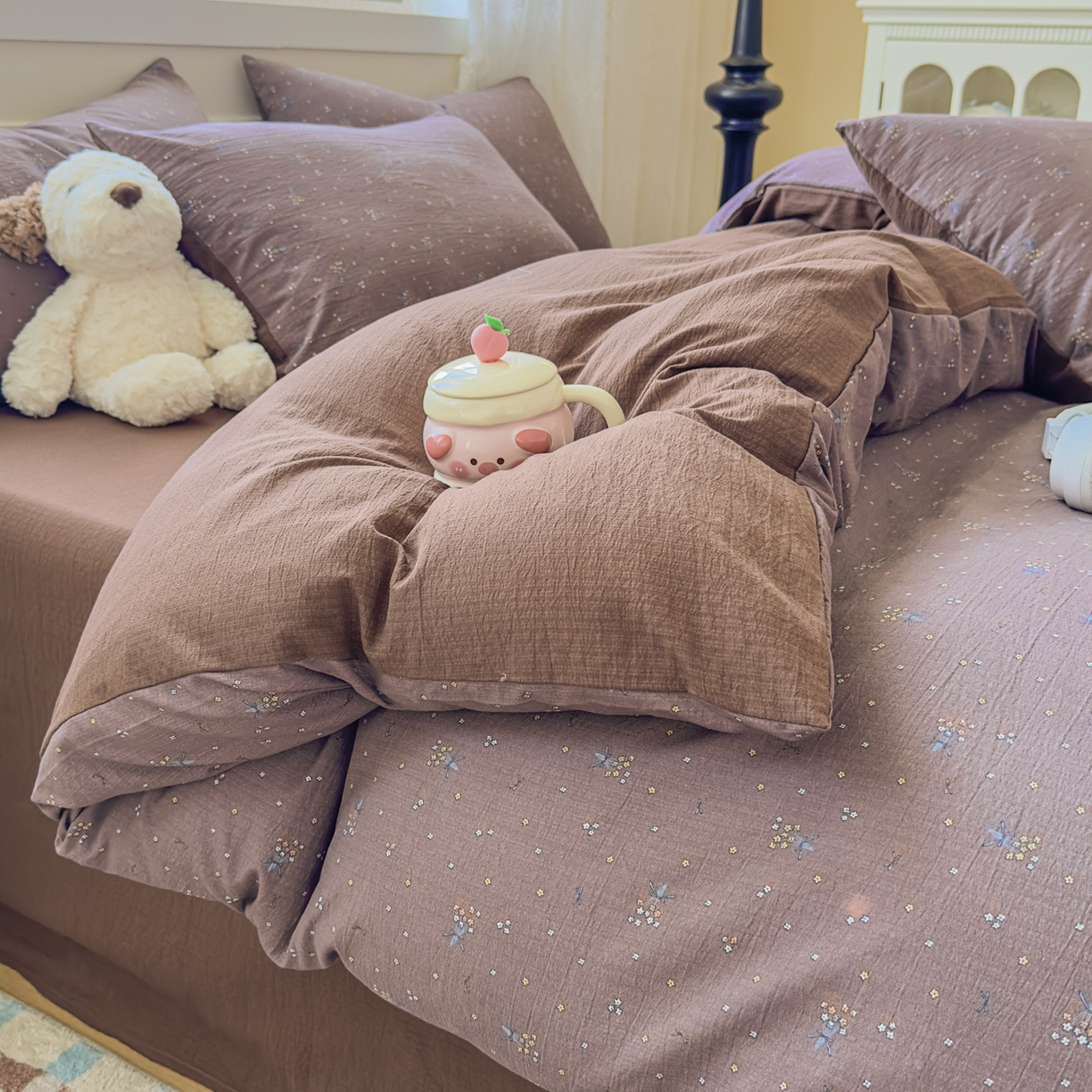 91家纺网 家纺一手货源 找家纺 亨通家纺 2025新款复古原麻双层纱臻至系列四件套 碎花絮语-咖