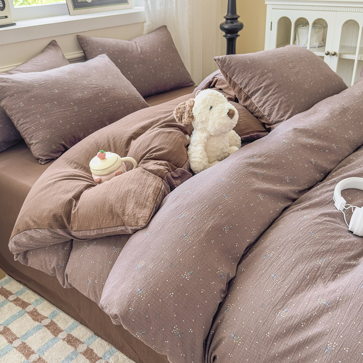 91家纺网 家纺一手货源 找家纺 亨通家纺 2025新款复古原麻双层纱臻至系列四件套 碎花絮语-咖