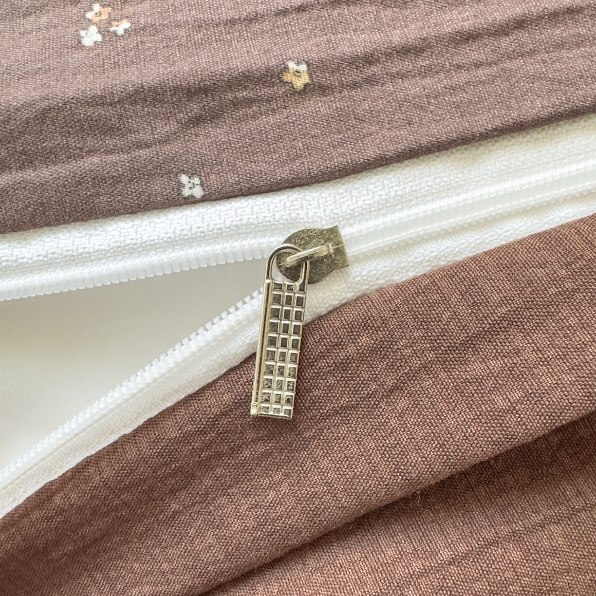 91家纺网 家纺一手货源 找家纺 亨通家纺 2025新款复古原麻双层纱臻至系列四件套 碎花絮语-咖