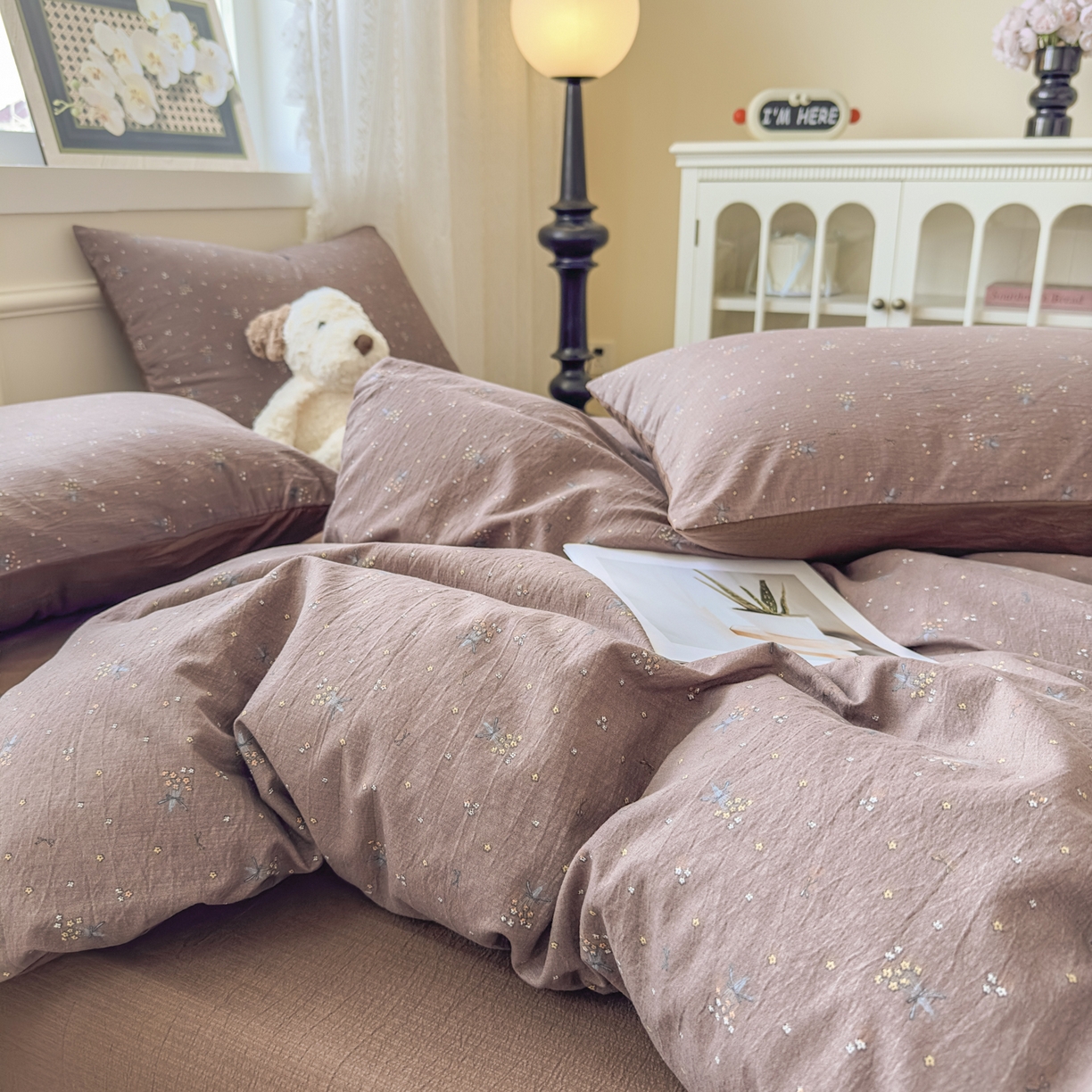 91家纺网 家纺一手货源 找家纺 亨通家纺 2025新款复古原麻双层纱臻至系列四件套 碎花絮语-咖