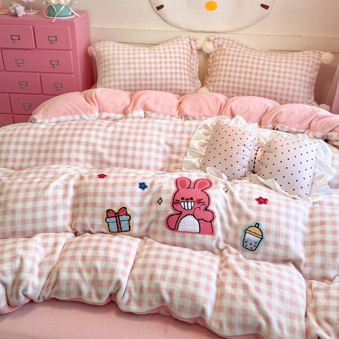 91家纺网 家纺一手货源 找家纺 川悦生活 2025新款绣花牛奶绒毛巾绣四件套-大床 甜茶小兔