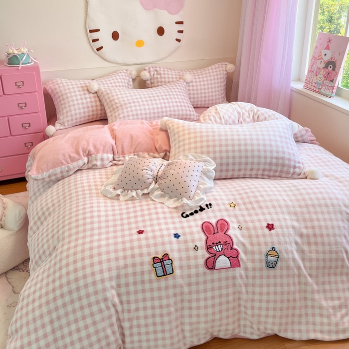 91家纺网 家纺一手货源 找家纺 川悦生活 2025新款绣花牛奶绒毛巾绣四件套-大床 甜茶小兔