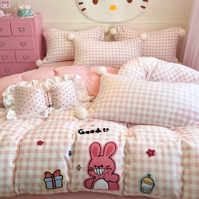 91家纺网 家纺一手货源 找家纺 川悦生活 2025新款绣花牛奶绒毛巾绣四件套-大床 甜茶小兔