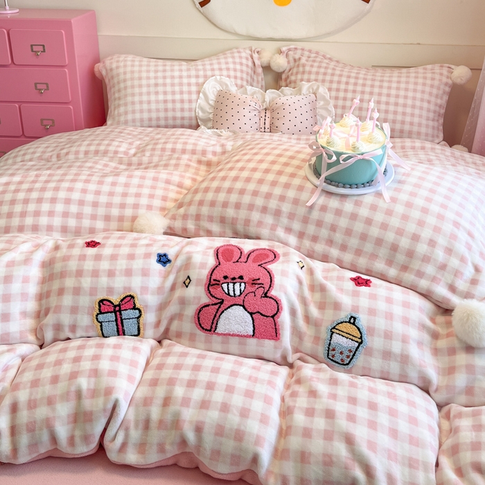 91家纺网 家纺一手货源 找家纺 川悦生活 2025新款绣花牛奶绒毛巾绣四件套-大床 甜茶小兔