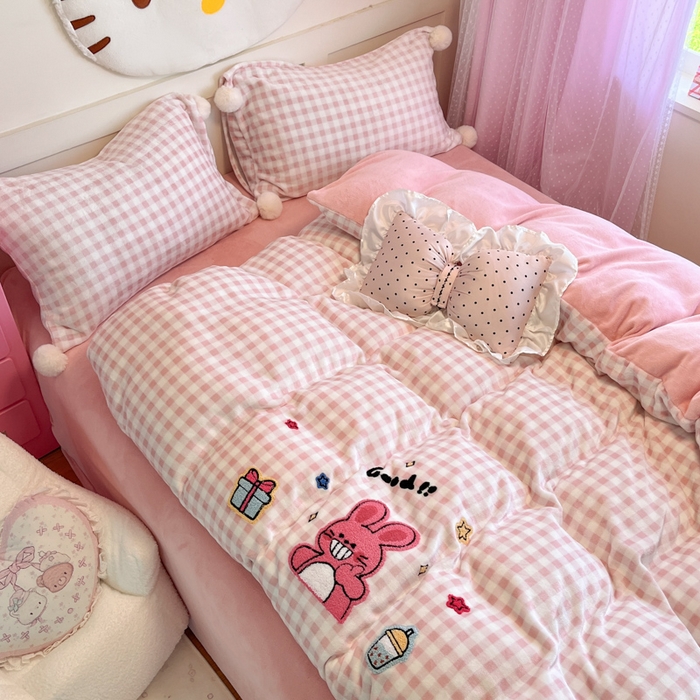 91家纺网 家纺一手货源 找家纺 川悦生活 2025新款绣花牛奶绒毛巾绣四件套-大床 甜茶小兔