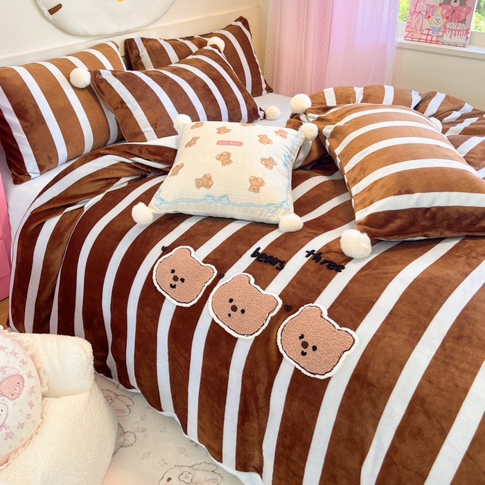 91家纺网 家纺一手货源 找家纺 川悦生活 2025新款绣花牛奶绒毛巾绣四件套-大床 咖布小熊