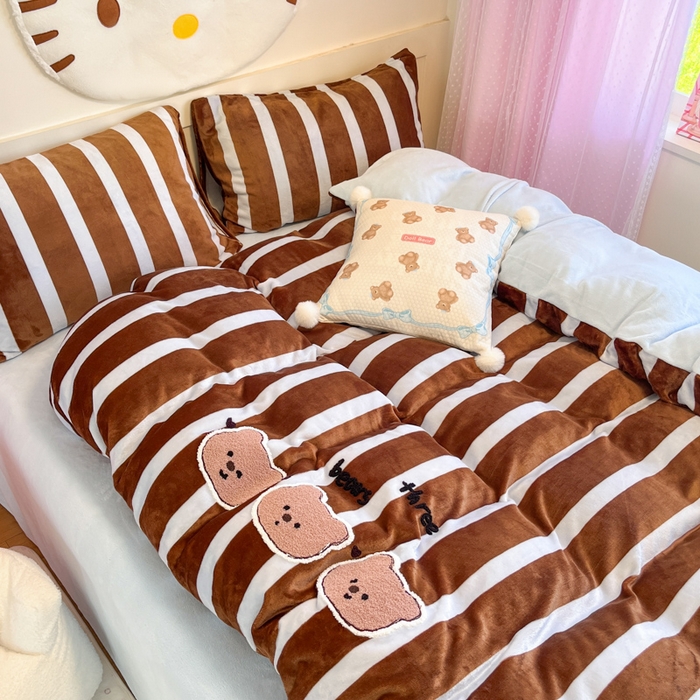 91家纺网 家纺一手货源 找家纺 川悦生活 2025新款绣花牛奶绒毛巾绣四件套-大床 咖布小熊