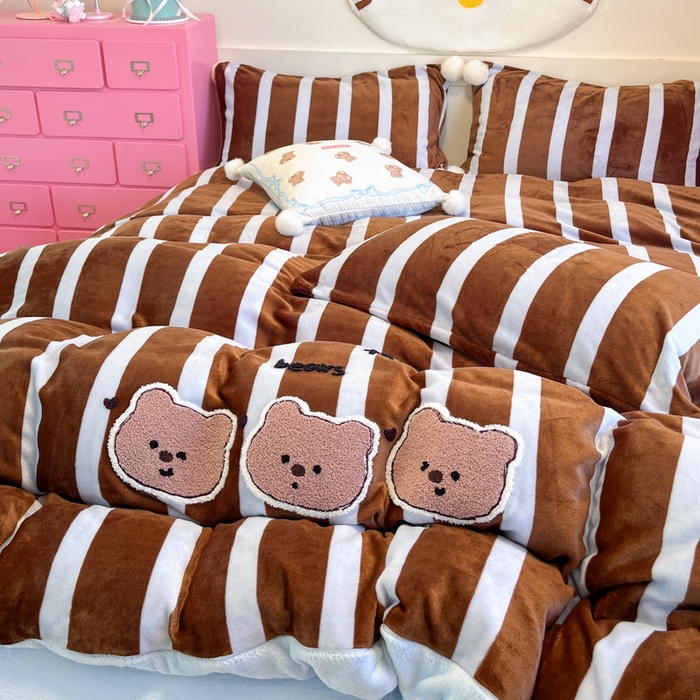 91家纺网 家纺一手货源 找家纺 川悦生活 2025新款绣花牛奶绒毛巾绣四件套-大床 咖布小熊