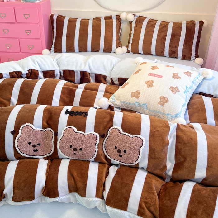 91家纺网 家纺一手货源 找家纺 川悦生活 2025新款绣花牛奶绒毛巾绣四件套-大床 咖布小熊