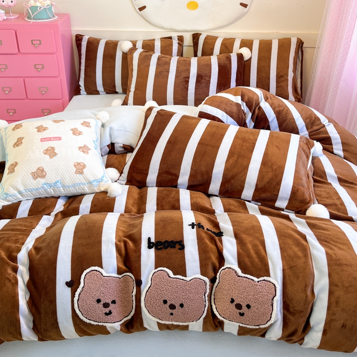 91家纺网 家纺一手货源 找家纺 川悦生活 2025新款绣花牛奶绒毛巾绣四件套-大床 咖布小熊