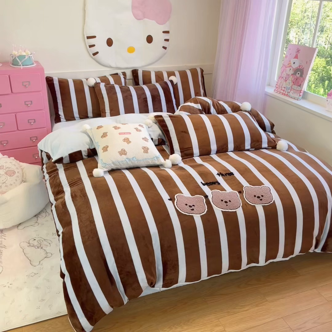 91家纺网 家纺一手货源 找家纺 川悦生活 2025新款绣花牛奶绒毛巾绣四件套-大床 咖布小熊