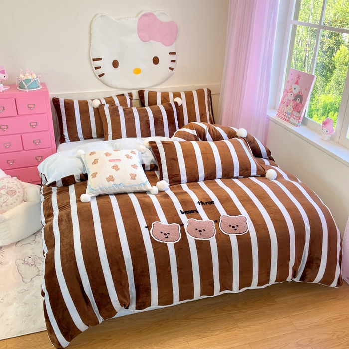 91家纺网 家纺一手货源 找家纺 川悦生活 2025新款绣花牛奶绒毛巾绣四件套-大床 咖布小熊