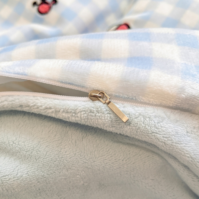 91家纺网 家纺一手货源 找家纺 川悦生活 2025新款绣花牛奶绒毛巾绣四件套-大床 奶心小猫