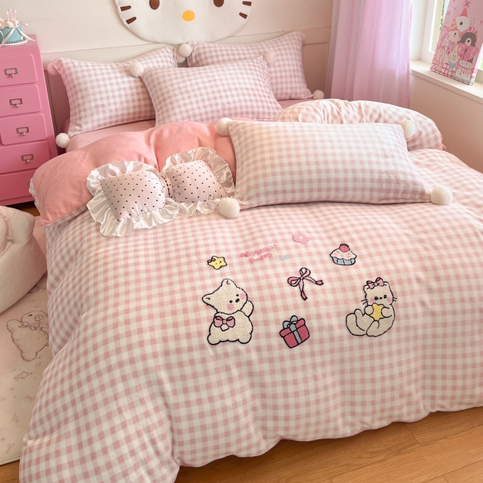 91家纺网 家纺一手货源 找家纺 川悦生活 2025新款绣花牛奶绒毛巾绣四件套-大床 甜蜜一家