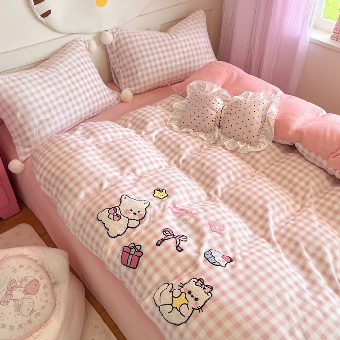 91家纺网 家纺一手货源 找家纺 川悦生活 2025新款绣花牛奶绒毛巾绣四件套-大床 甜蜜一家