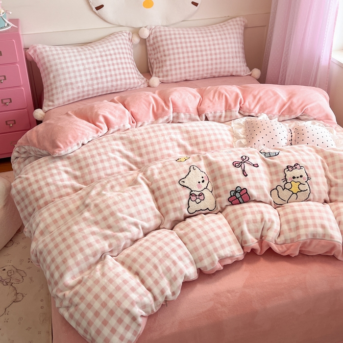 91家纺网 家纺一手货源 找家纺 川悦生活 2025新款绣花牛奶绒毛巾绣四件套-大床 甜蜜一家