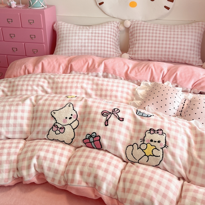 91家纺网 家纺一手货源 找家纺 川悦生活 2025新款绣花牛奶绒毛巾绣四件套-大床 甜蜜一家