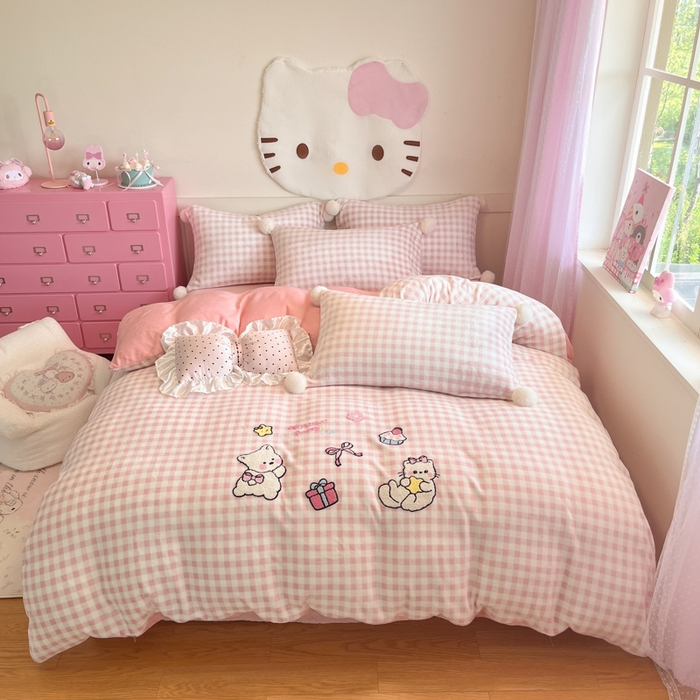 91家纺网 家纺一手货源 找家纺 川悦生活 2025新款绣花牛奶绒毛巾绣四件套-大床 甜蜜一家