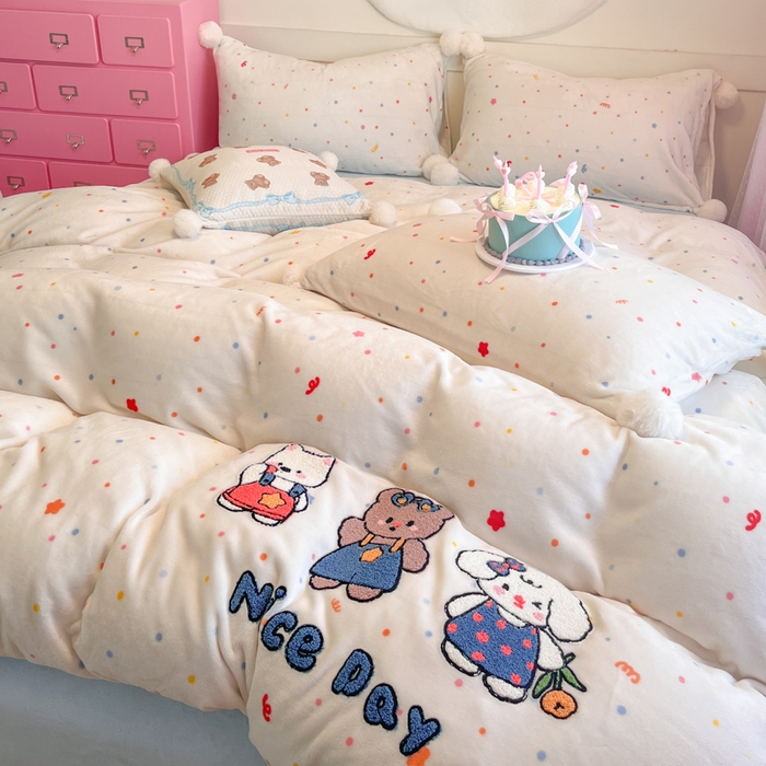 91家纺网 家纺一手货源 找家纺 川悦生活 2025新款绣花牛奶绒毛巾绣四件套-大床 快乐好友派