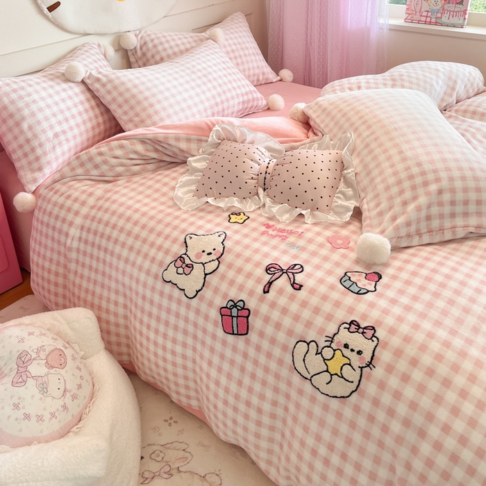 91家纺网 家纺一手货源 找家纺 川悦生活 2025新款绣花牛奶绒毛巾绣四件套-大床 甜蜜一家