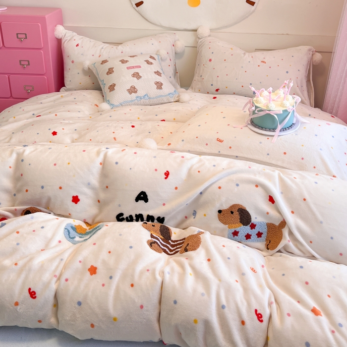 91家纺网 家纺一手货源 找家纺 川悦生活 2025新款绣花牛奶绒毛巾绣四件套-大床 旺皮小狗