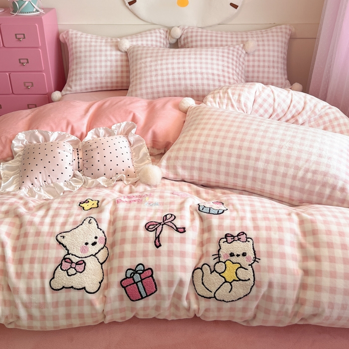 91家纺网 家纺一手货源 找家纺 川悦生活 2025新款绣花牛奶绒毛巾绣四件套-大床 甜蜜一家