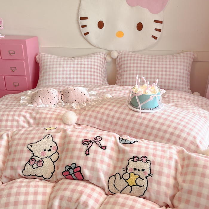 91家纺网 家纺一手货源 找家纺 川悦生活 2025新款绣花牛奶绒毛巾绣四件套-大床 甜蜜一家