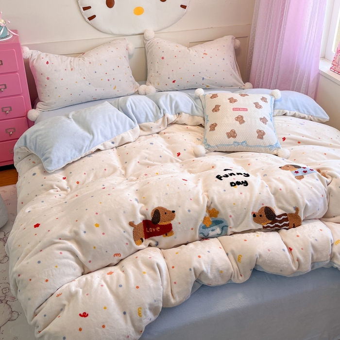 91家纺网 家纺一手货源 找家纺 川悦生活 2025新款绣花牛奶绒毛巾绣四件套-大床 旺皮小狗