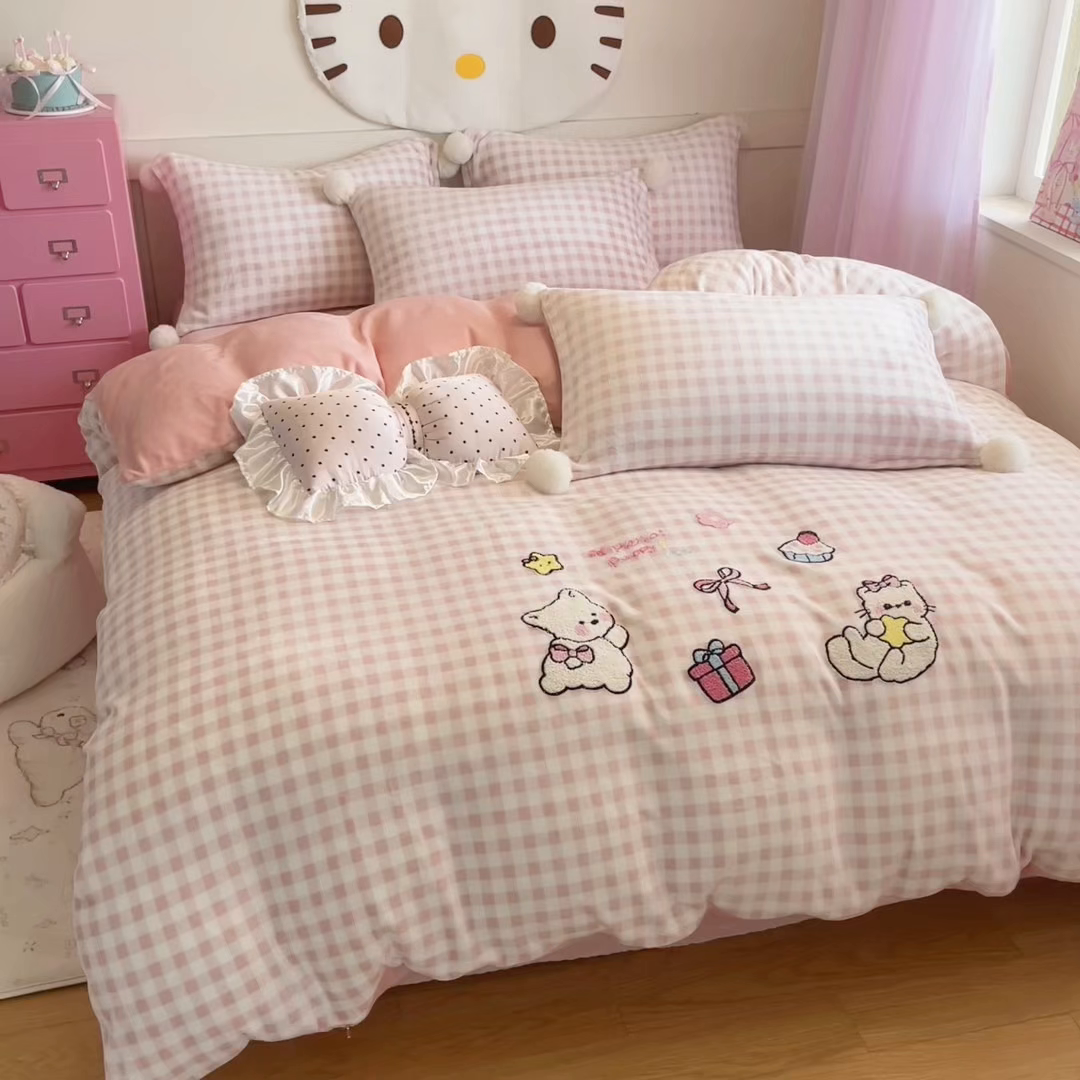 91家纺网 家纺一手货源 找家纺 川悦生活 2025新款绣花牛奶绒毛巾绣四件套-大床 甜蜜一家