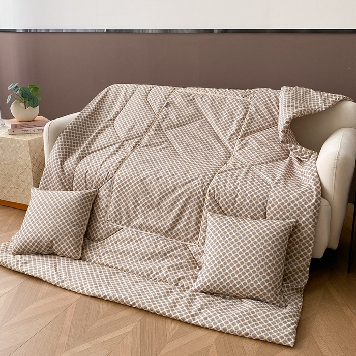 91家纺网 家纺一手货源 找家纺 新奇异 2025新款雏菊秘境系列抱枕被 慢生活-棕色