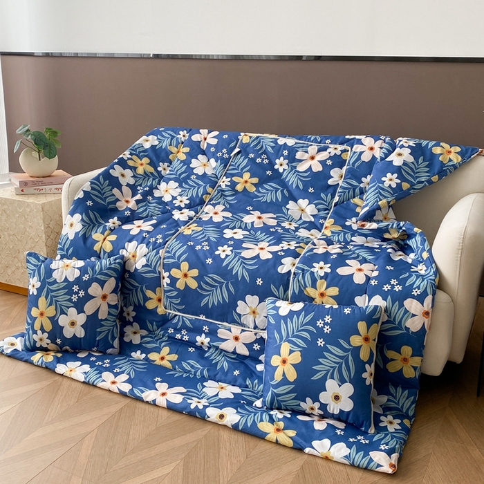 91家纺网 家纺一手货源 找家纺 新奇异 2025新款雏菊秘境系列抱枕被 黛蓝花楹