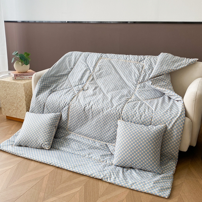 91家纺网 家纺一手货源 找家纺 新奇异 2025新款雏菊秘境系列抱枕被 慢生活-蓝色