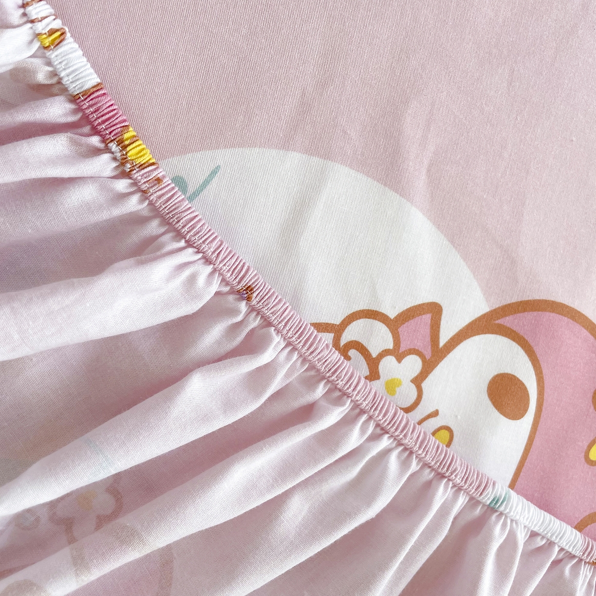 91家纺网 家纺一手货源 找家纺 浩诚2025新款三丽欧专版花型全棉纯棉床笠 粉雾