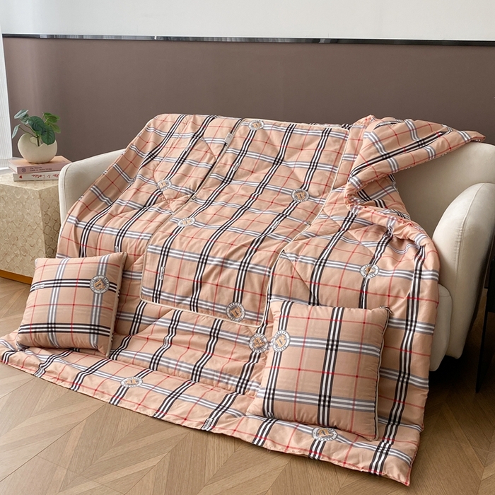 91家纺网 家纺一手货源 找家纺 新奇异 2025新款雏菊秘境系列抱枕被 条纹绅士