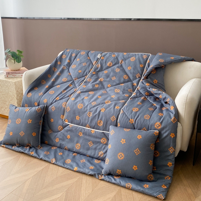 91家纺网 家纺一手货源 找家纺 新奇异 2025新款雏菊秘境系列抱枕被 新泽西-蓝色