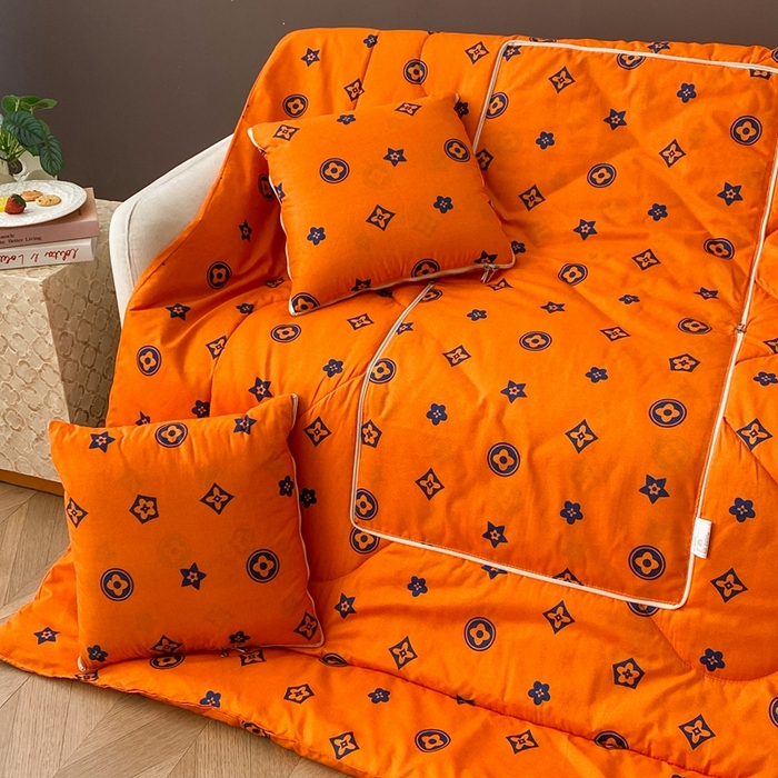 91家纺网 家纺一手货源 找家纺 新奇异 2025新款雏菊秘境系列抱枕被 新泽西-橙色