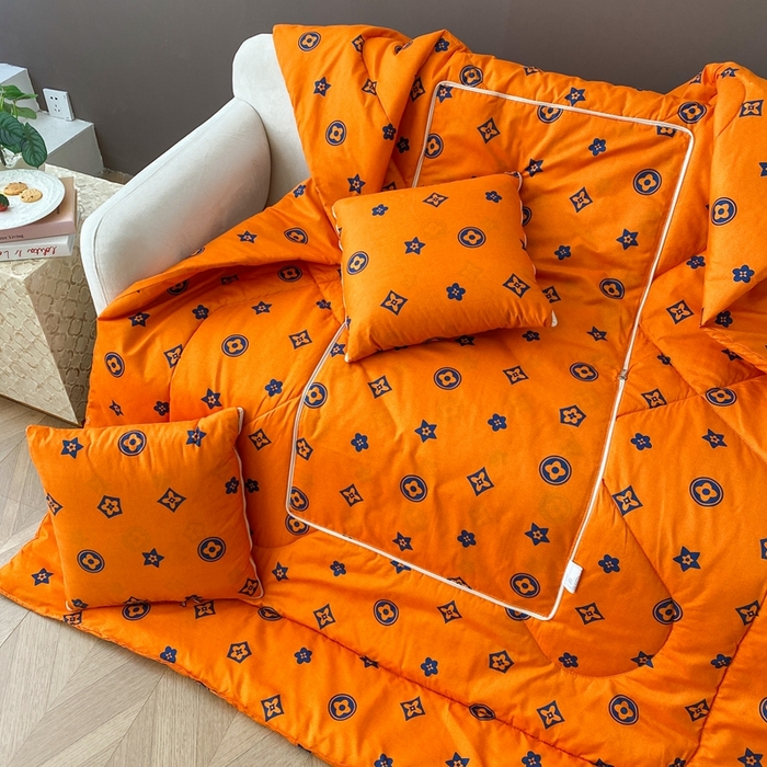 91家纺网 家纺一手货源 找家纺 新奇异 2025新款雏菊秘境系列抱枕被 新泽西-橙色