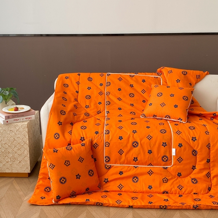 91家纺网 家纺一手货源 找家纺 新奇异 2025新款雏菊秘境系列抱枕被 新泽西-橙色